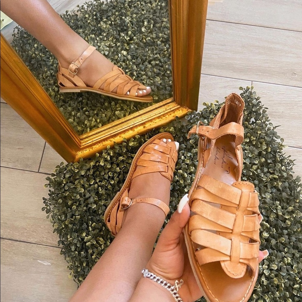 NEVER WORN sandal huaraches